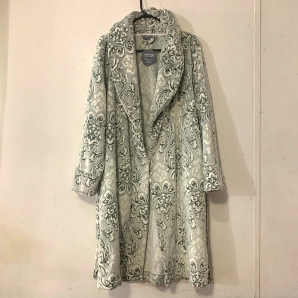 NWT Berkshire Blanket Co. Sz S Grey & Ivory Paisley Filigree Robe - Picture 3 of 7